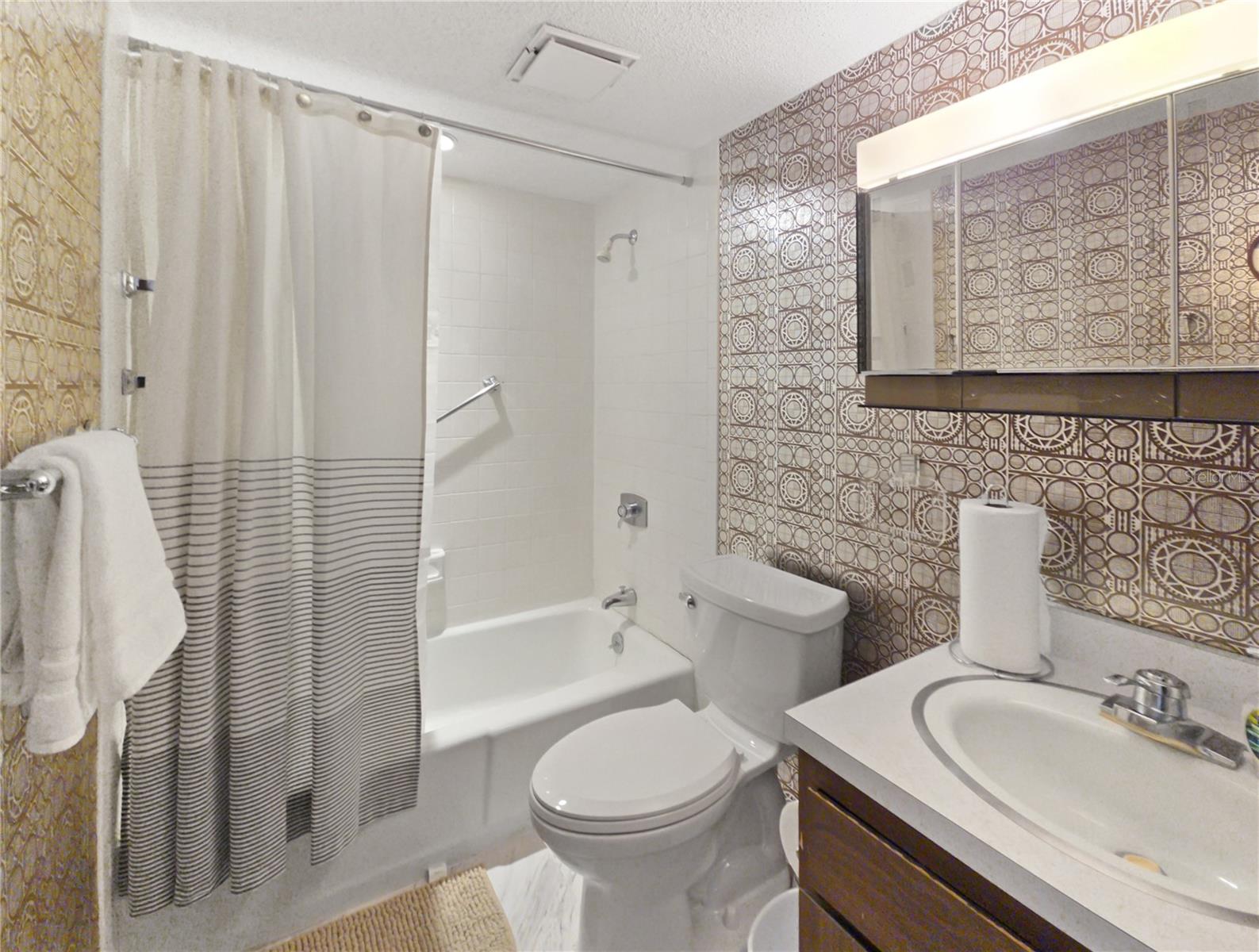 553 Fairways Cir #b Property Photo 18