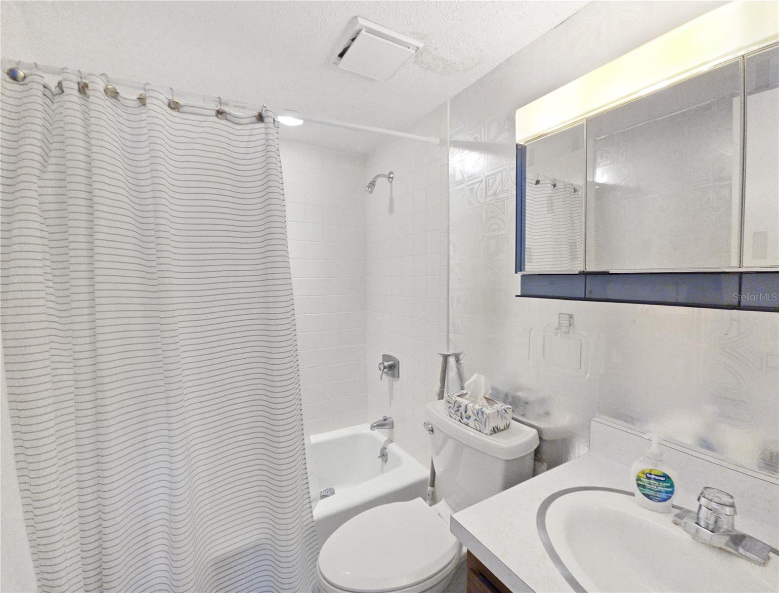553 Fairways Cir #b Property Photo 21