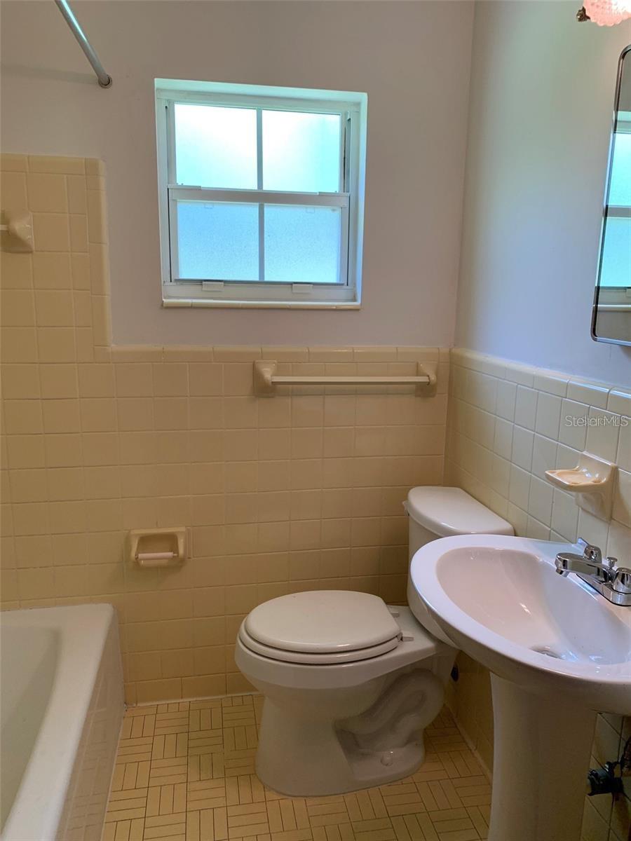 1106 Ne 17th Ter Property Photo 10