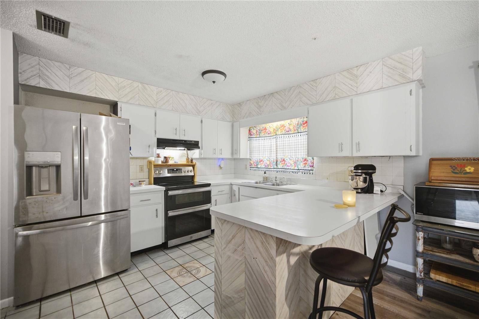 477 Spring Ln Property Photo 2