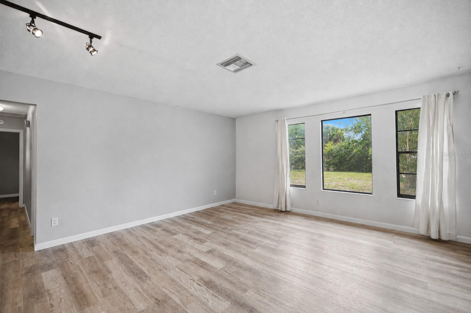 477 Spring Ln Property Photo 6