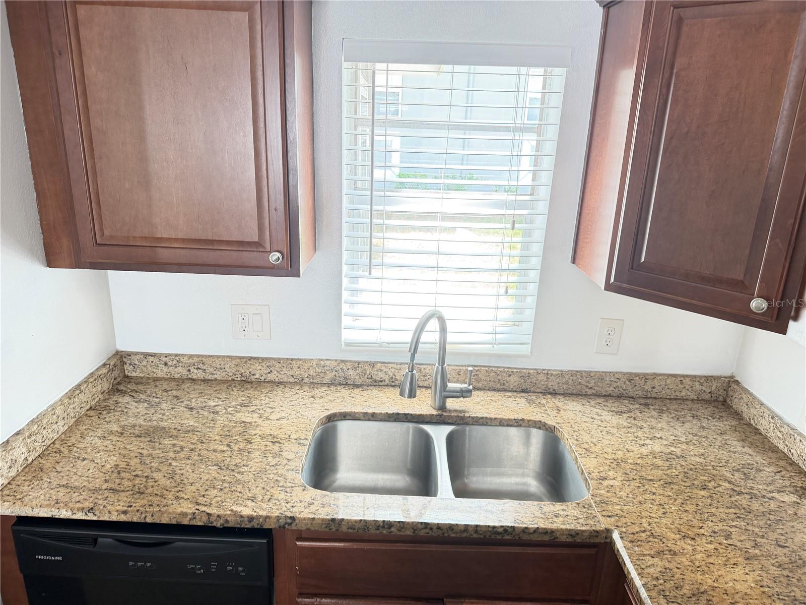 2564 Se 15th Ave #h Property Photo 8