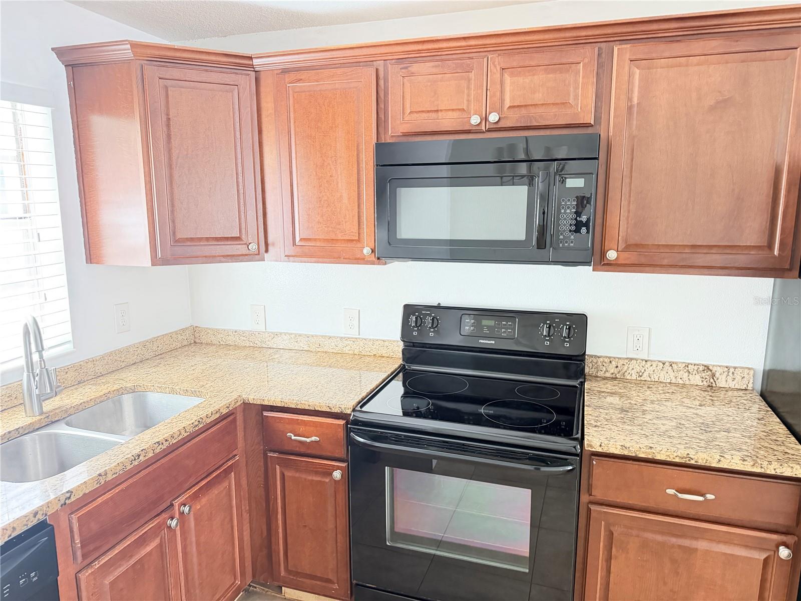2564 Se 15th Ave #h Property Photo 9