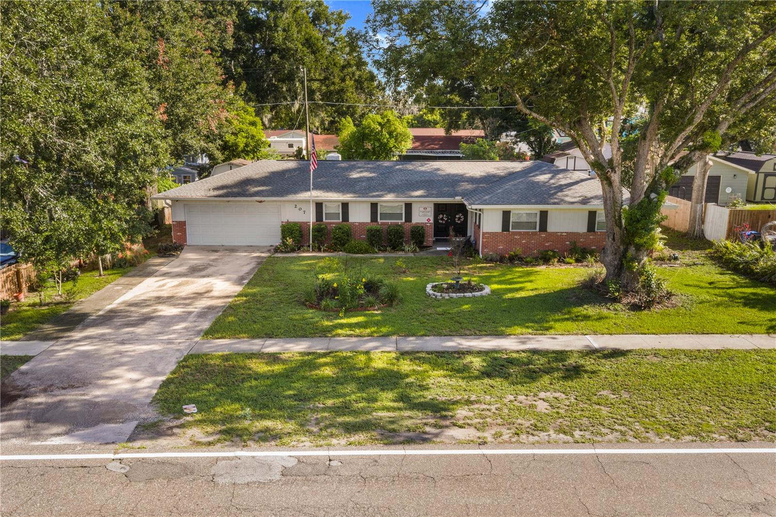 207 W Wheeler Rd Property Photo 1