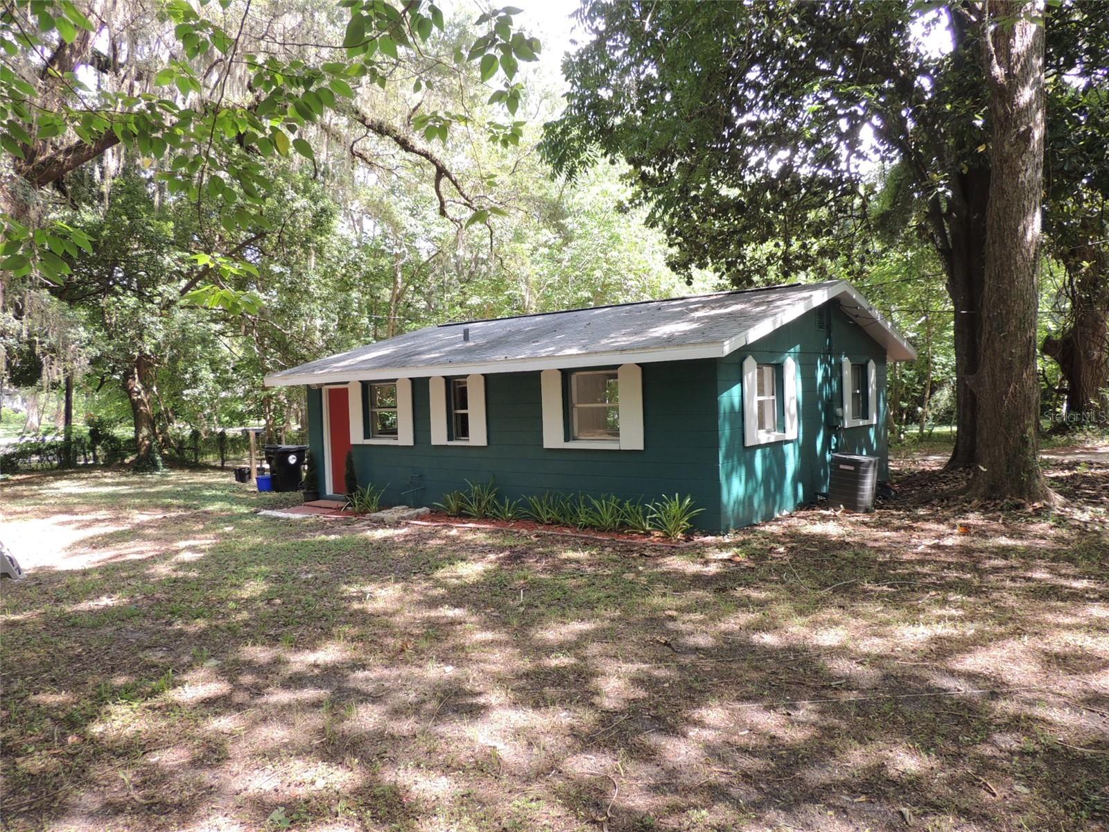 1146 Ne 2nd Pl Property Photo 3
