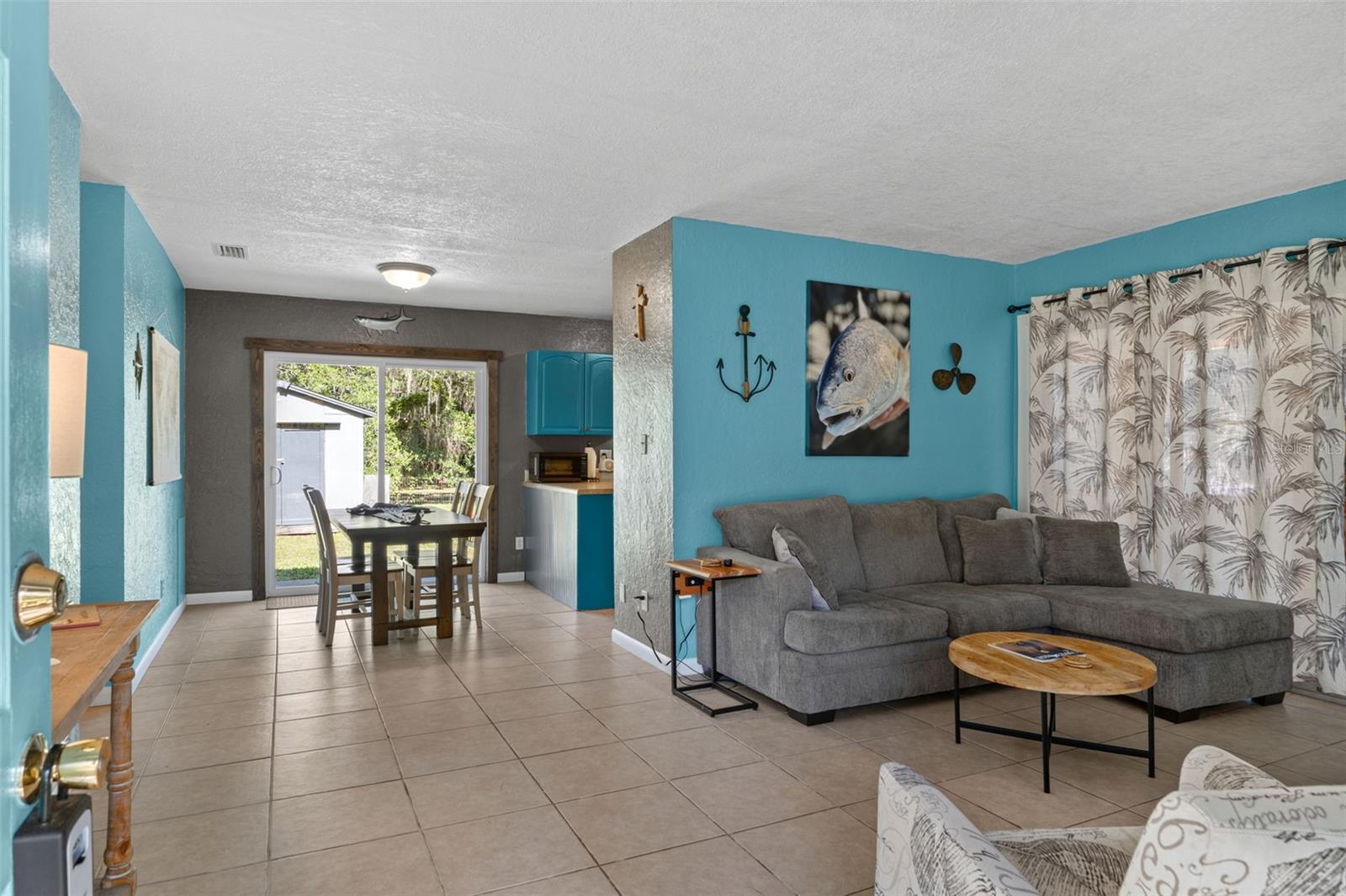8668 N Elmtree Ave Property Photo 4