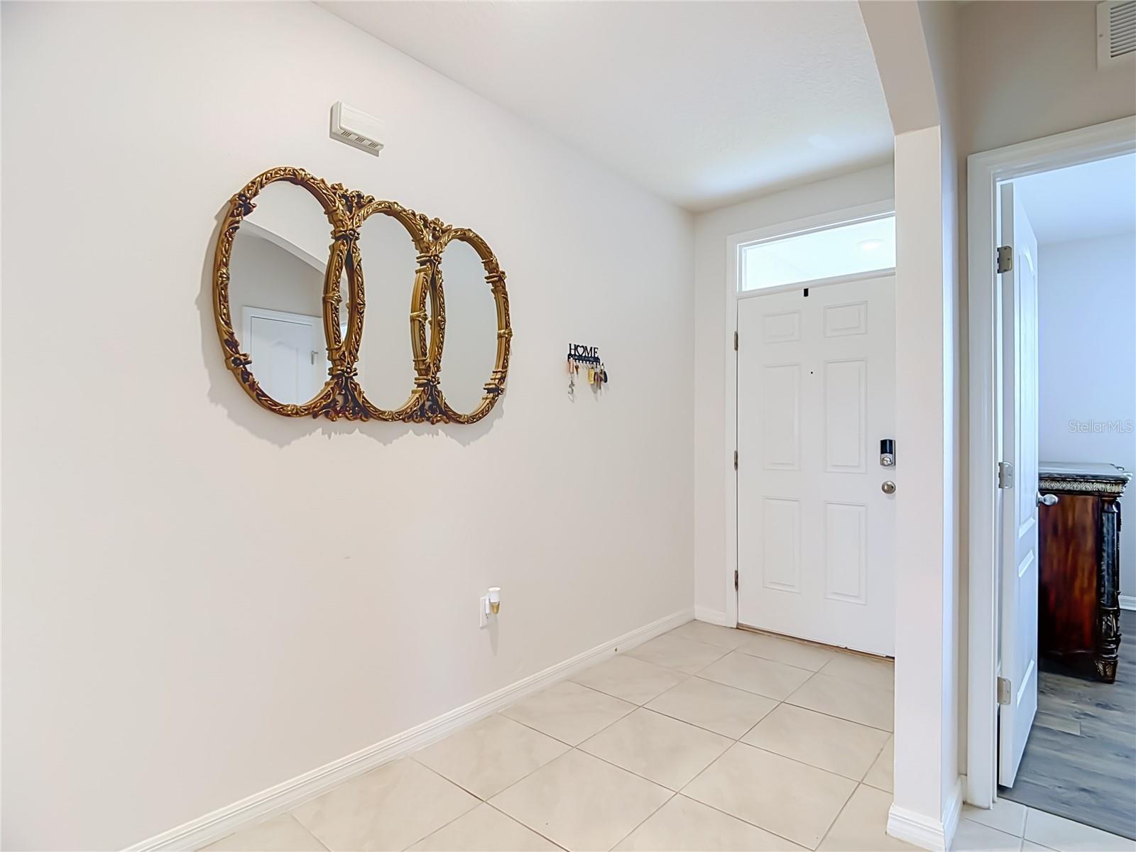 1040 Cambridge Dr Property Photo 5