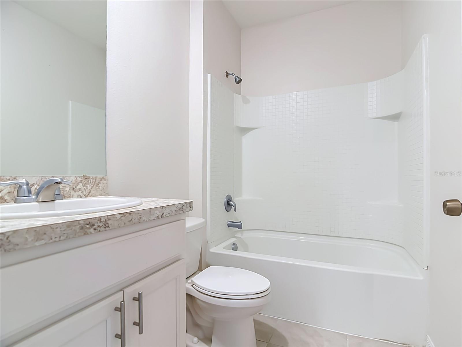 1040 Cambridge Dr Property Photo 9