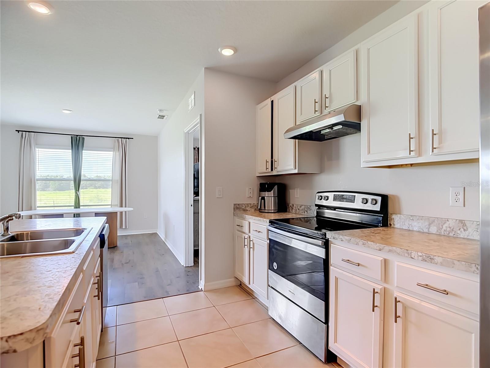 1040 Cambridge Dr Property Photo 15