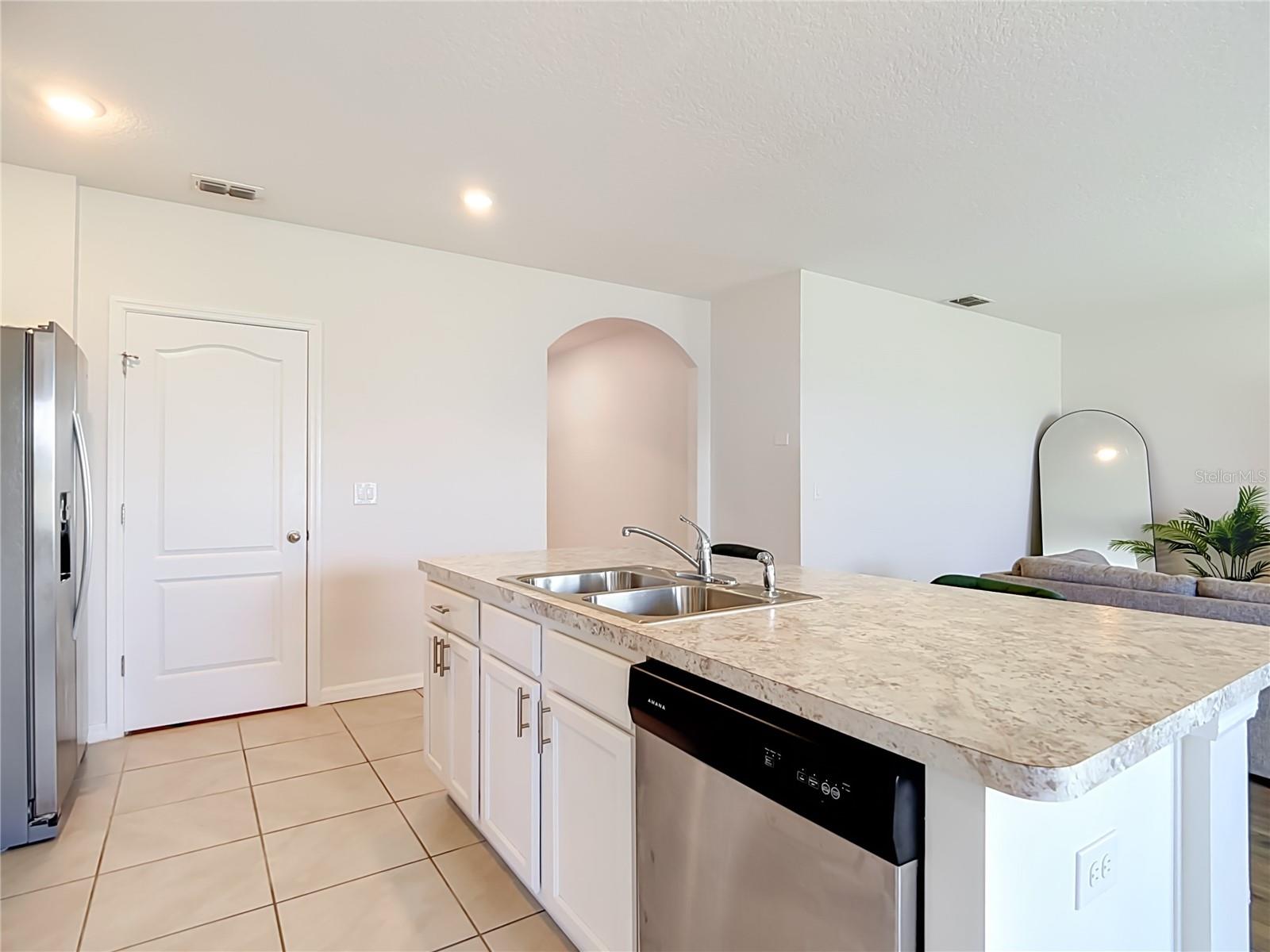 1040 Cambridge Dr Property Photo 18