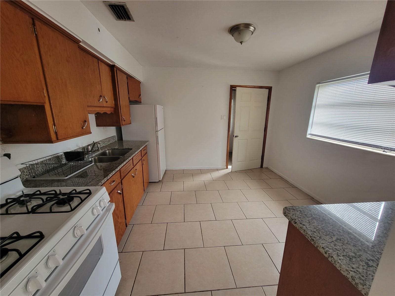 5939 Se Holly Rd Property Photo 3