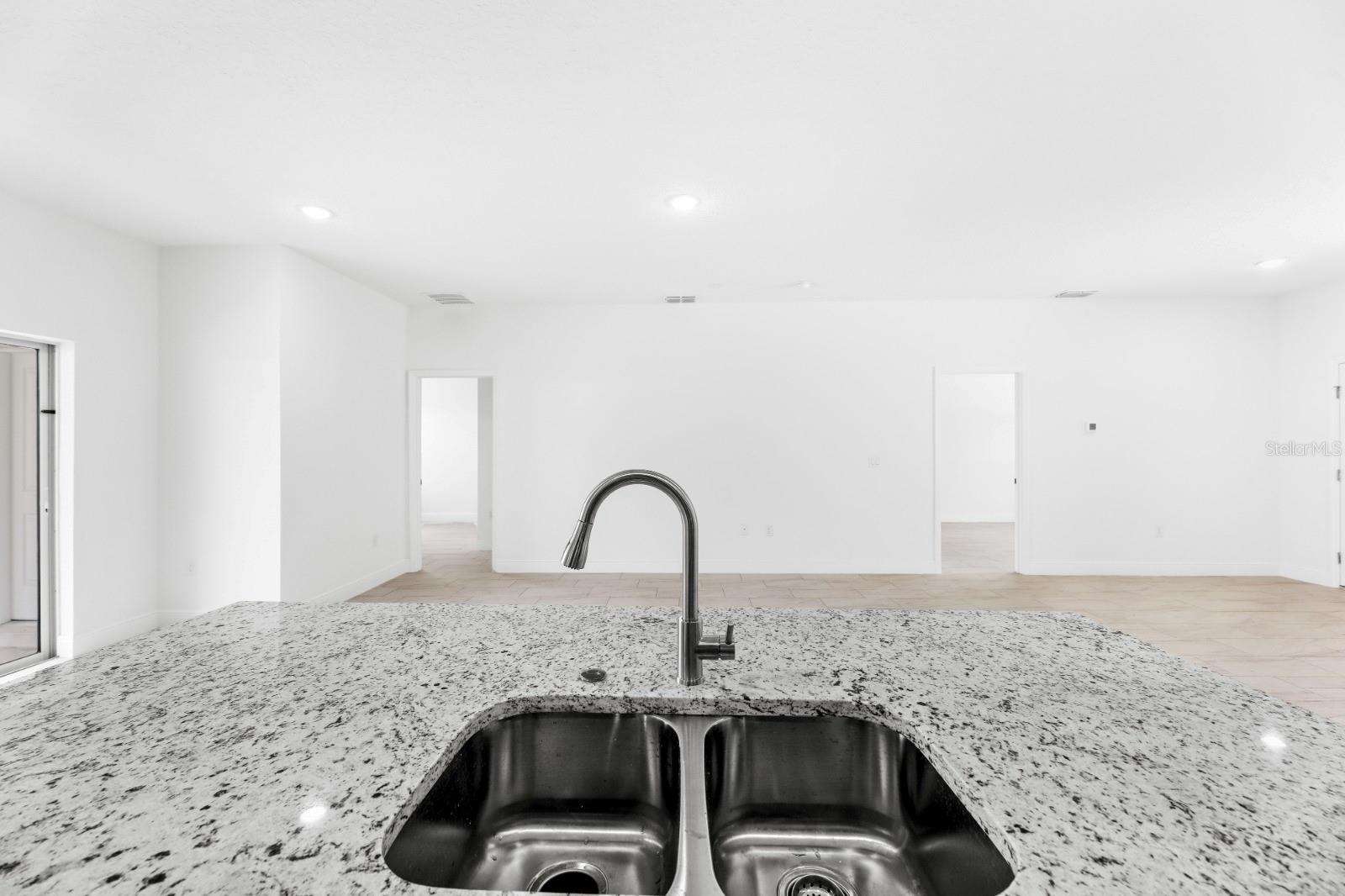 2744 W Redgate Dr Property Photo 9