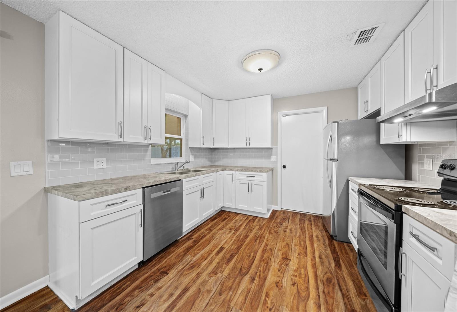 1820 Se 57th Ave Property Photo 4