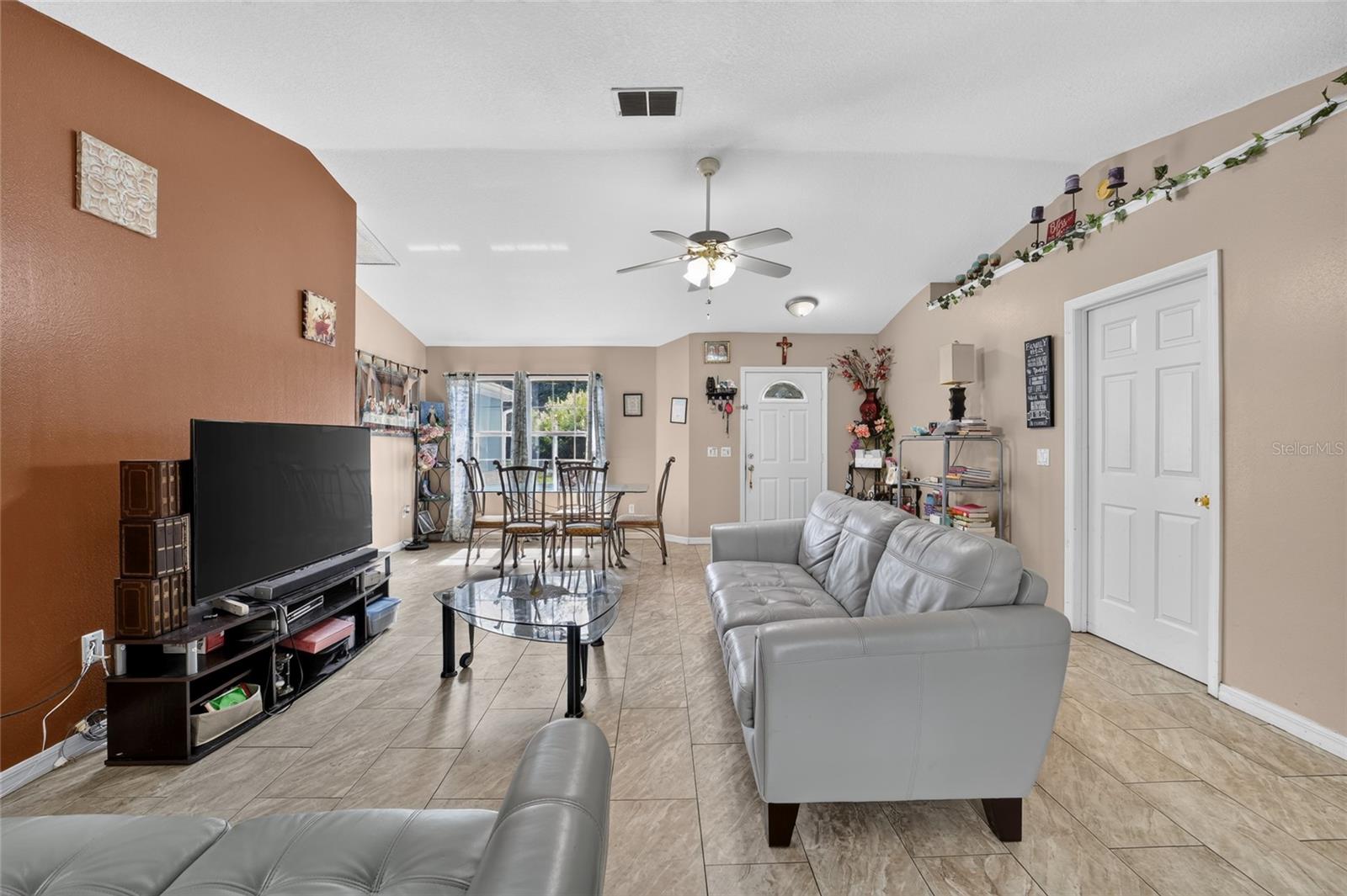 304 Marion Oaks Crse Property Photo 6