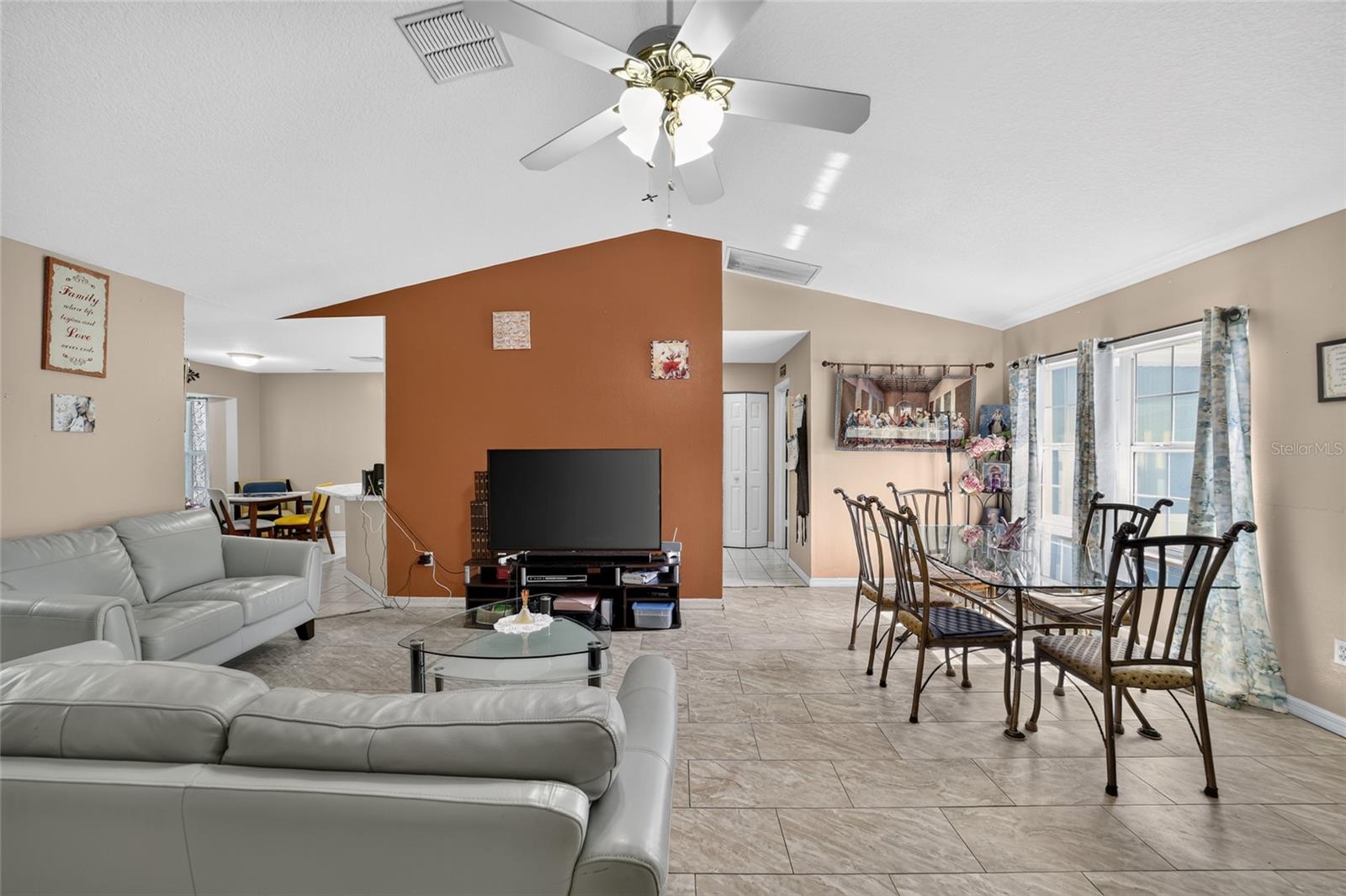 304 Marion Oaks Crse Property Photo 8