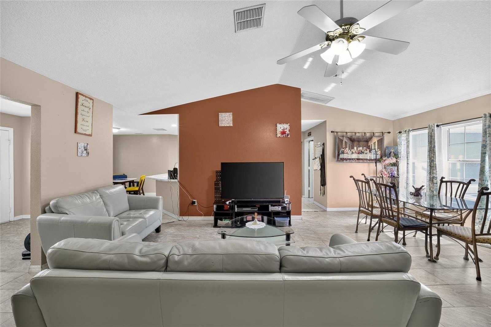 304 Marion Oaks Crse Property Photo 9