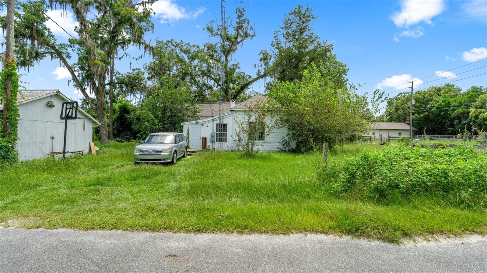 5698 Navarre Ave Property Photo 7