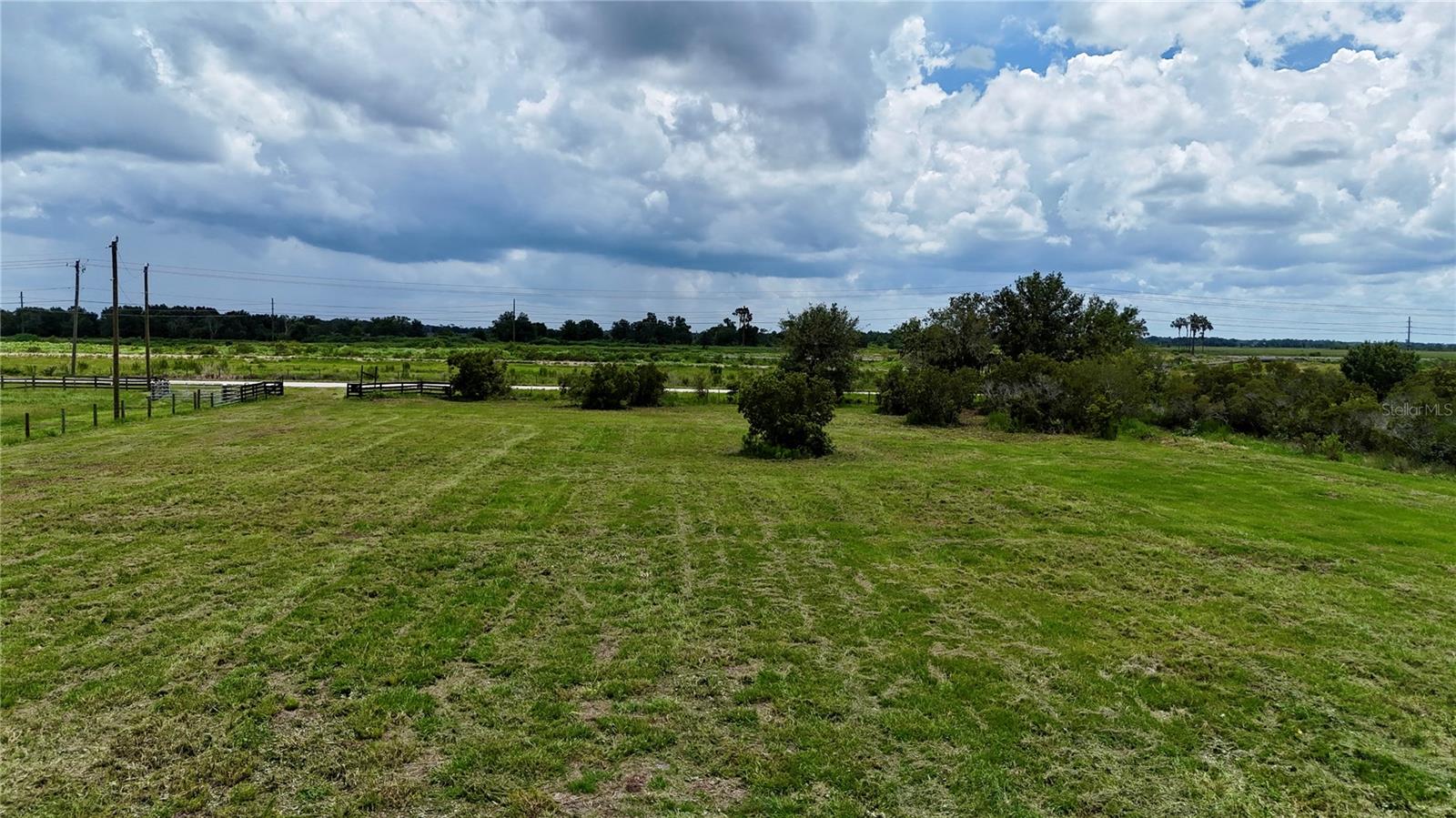 County Line Rd E Property Photo 17