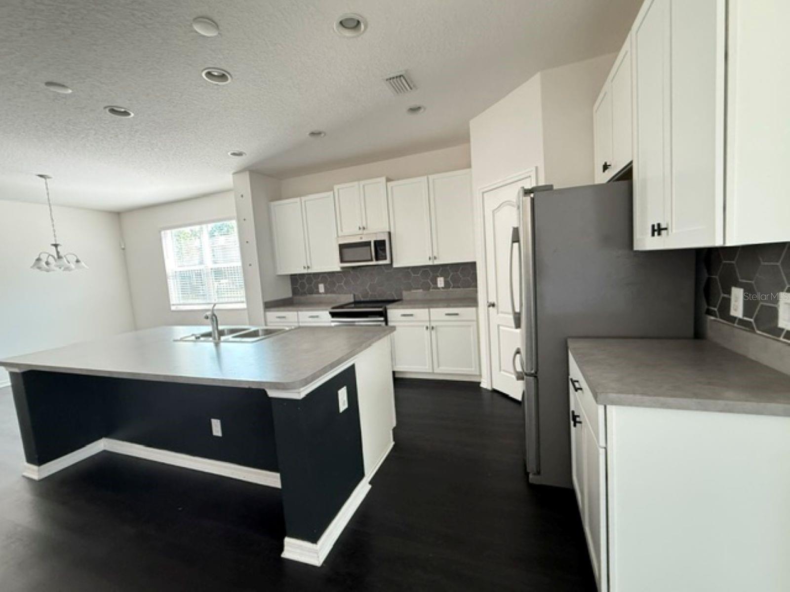 9704 Early Loop Property Photo 3