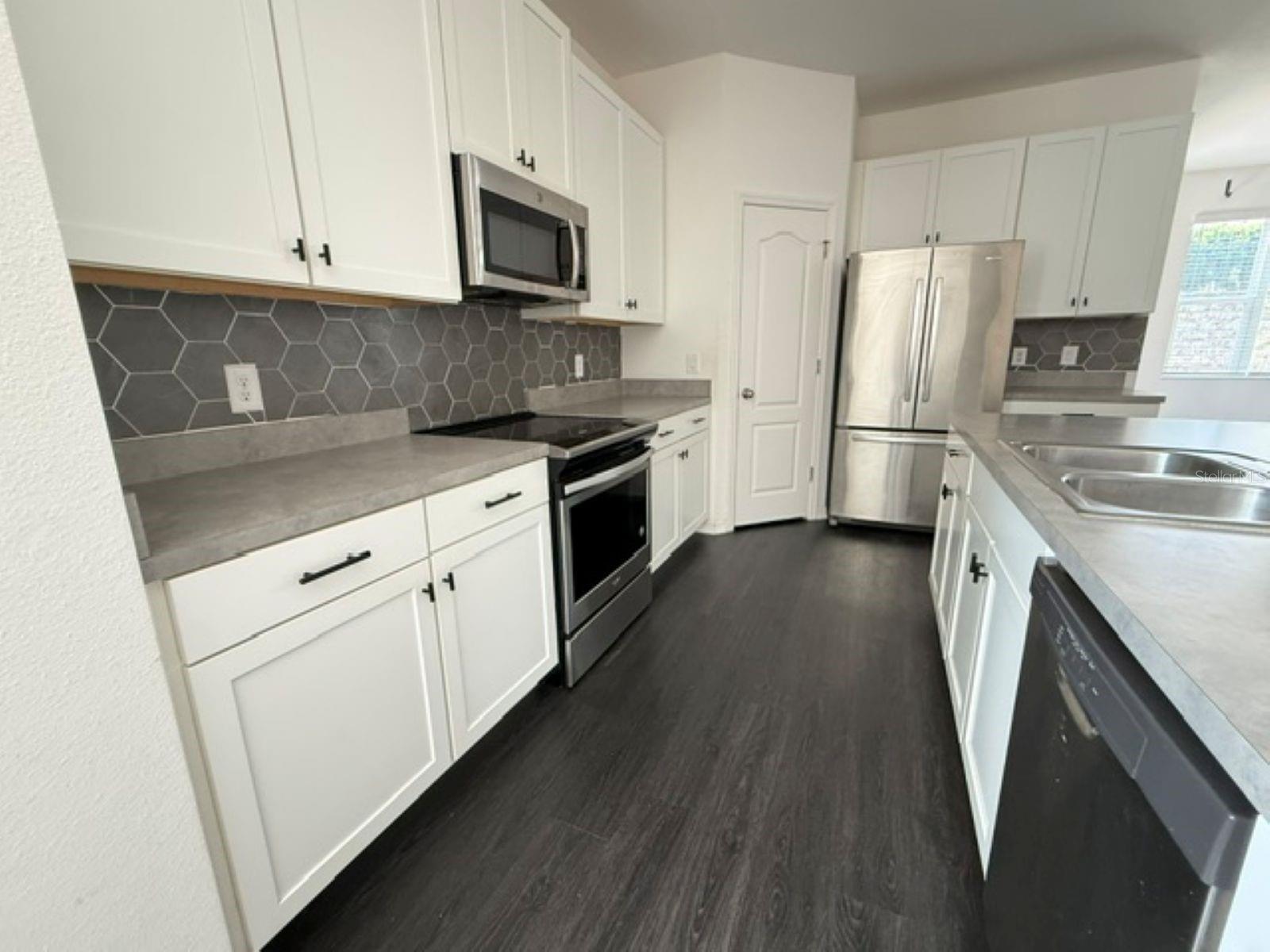 9704 Early Loop Property Photo 4