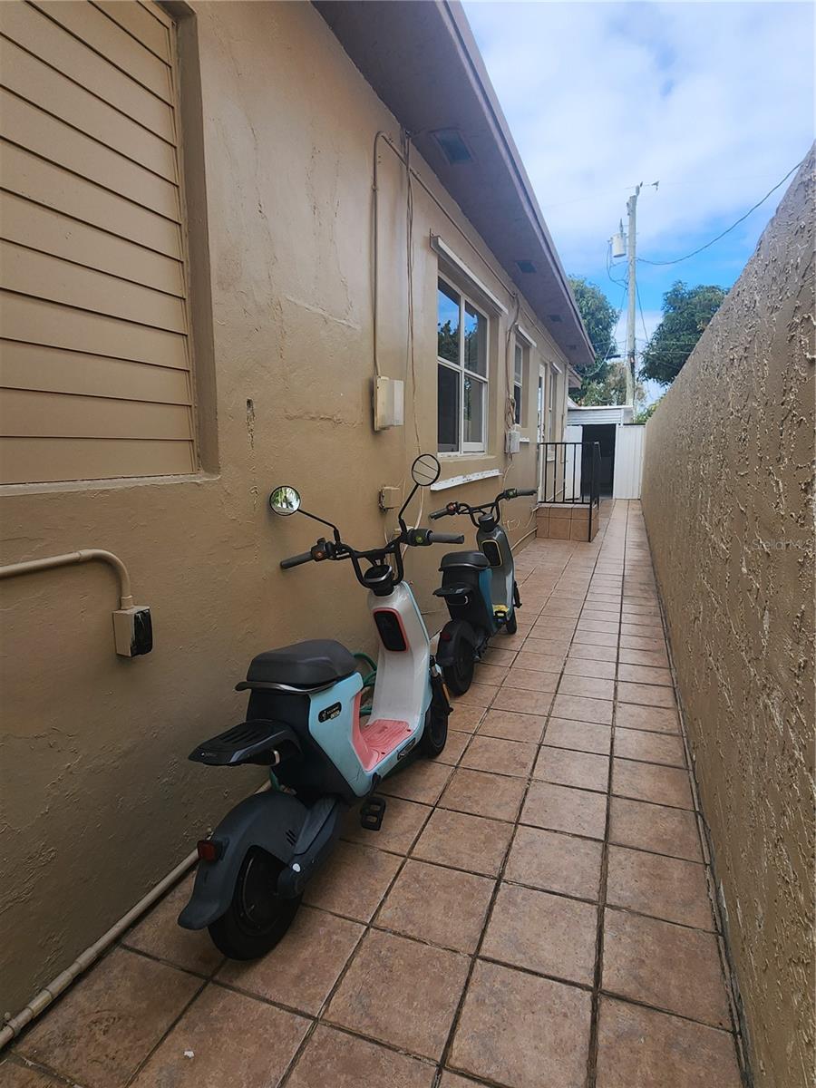 955 79th Ter Property Photo 17