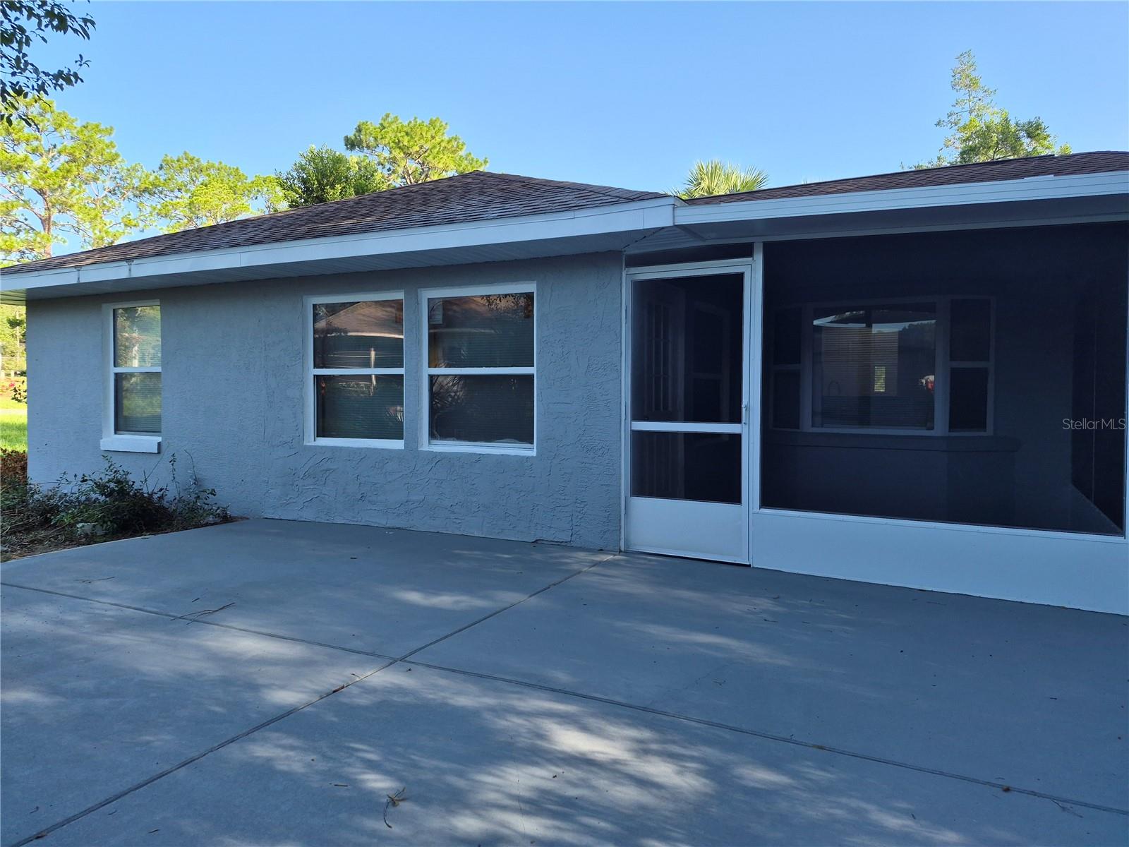 1213 W Sorrento Dr Property Photo 2