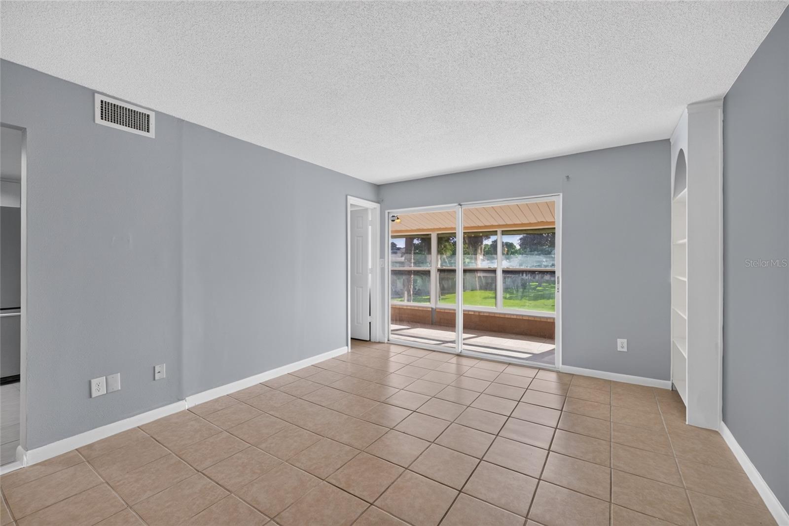 586 Bahia Cir #b Property Photo 4