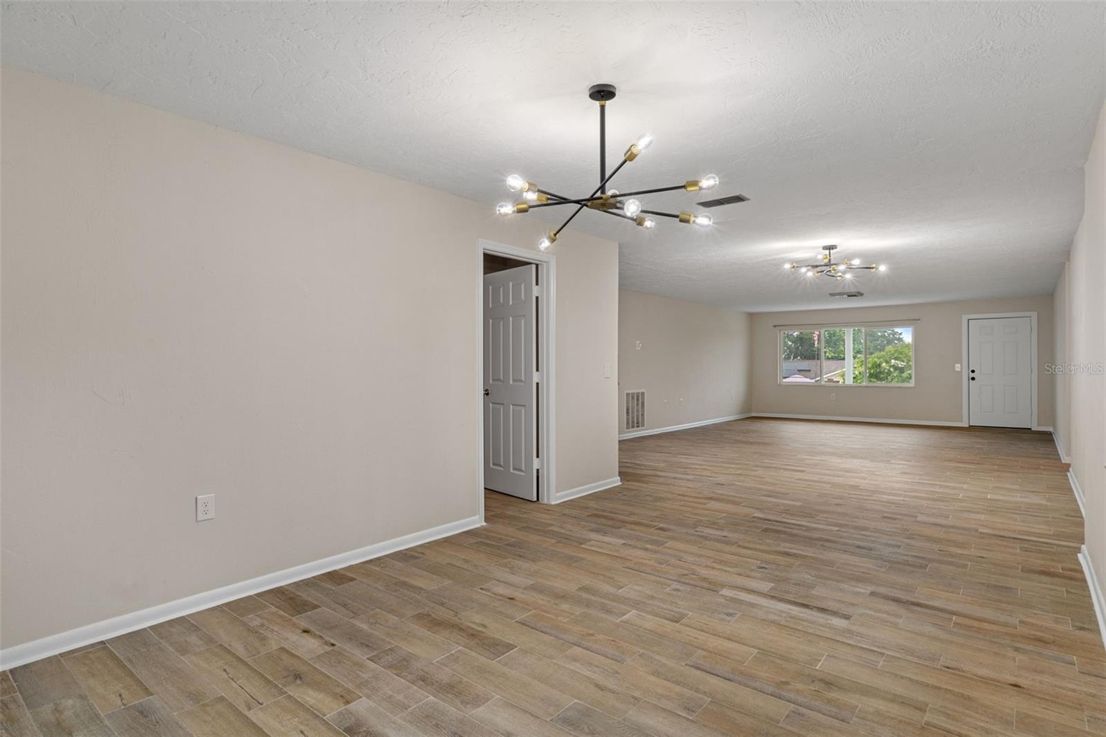 211 S Davis St Property Photo 15