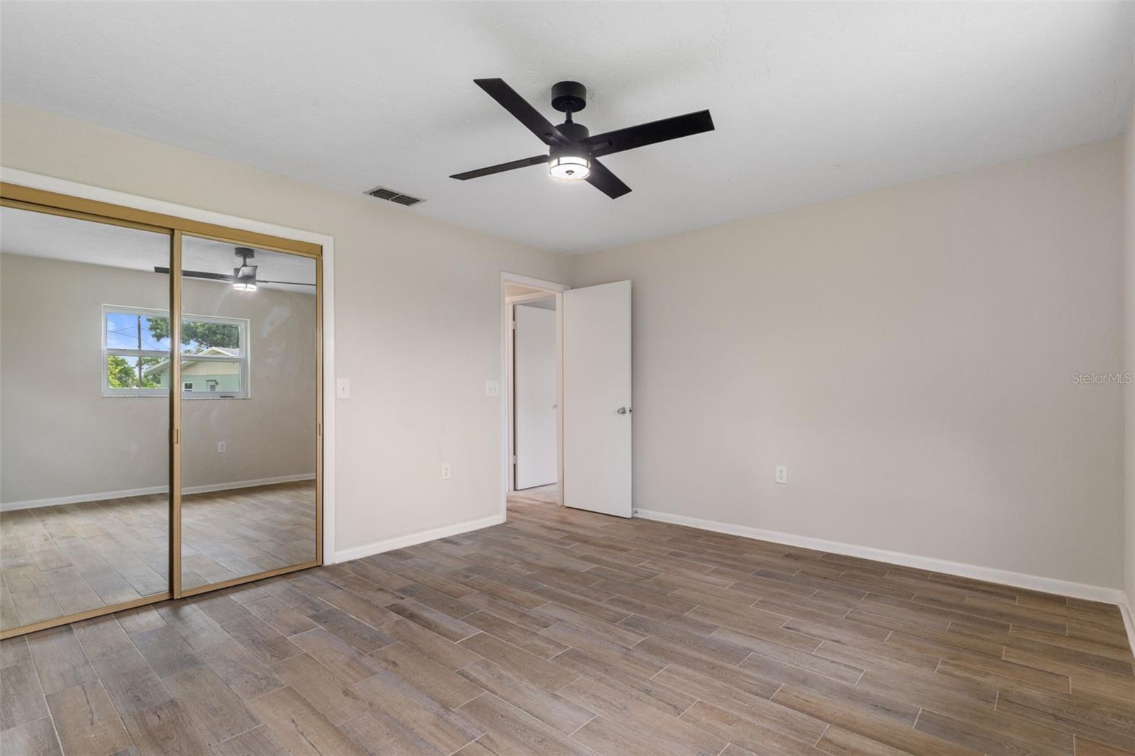 211 S Davis St Property Photo 18