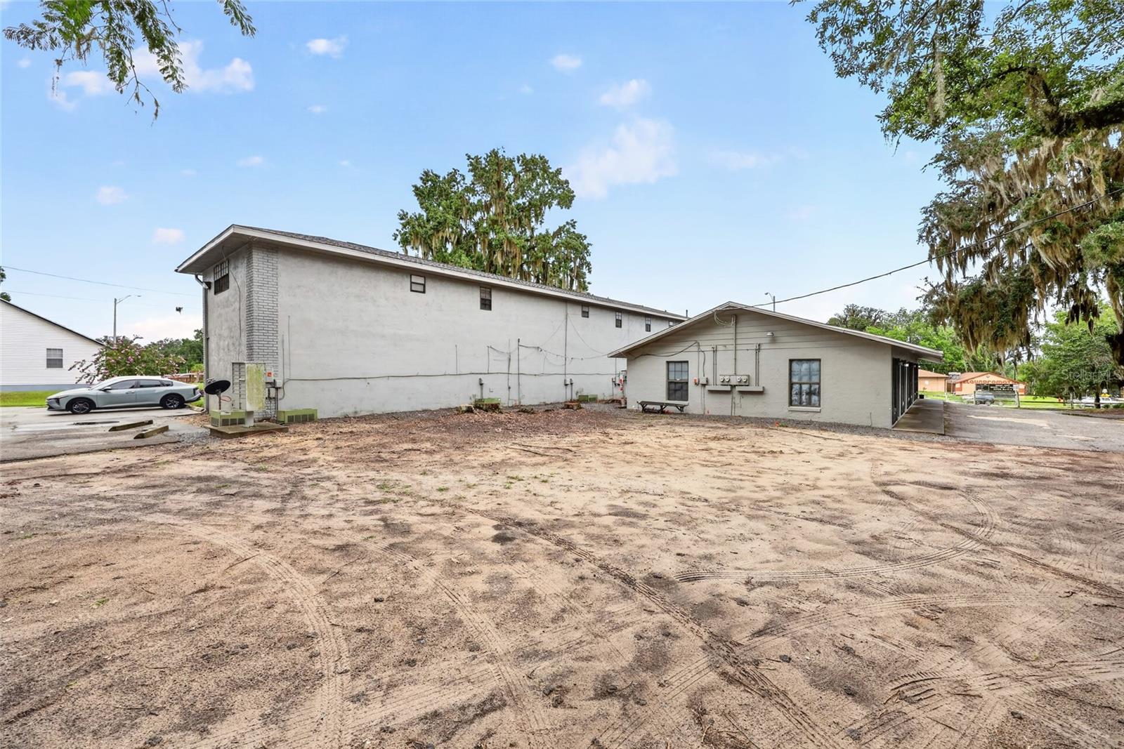 2221 S Pine Ave Property Photo 8
