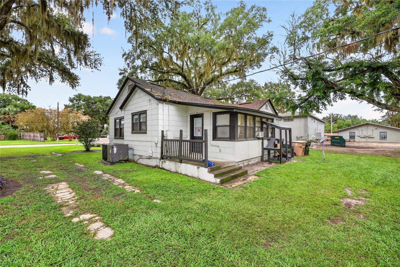 2221 S Pine Ave Property Photo 16
