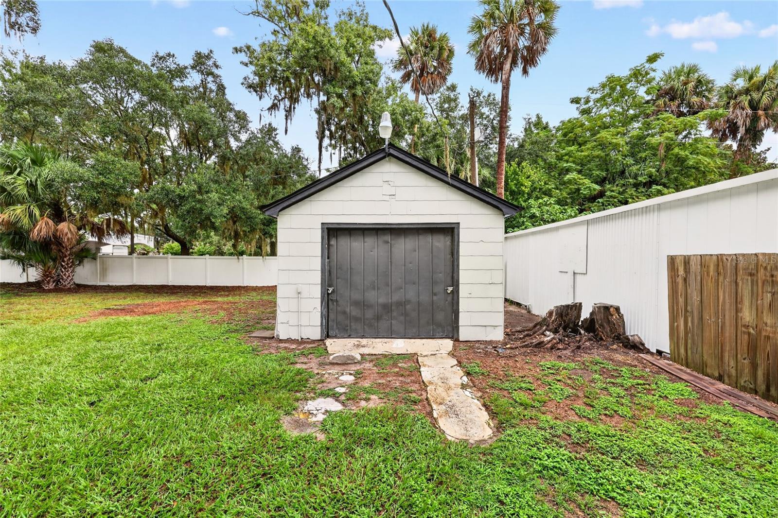 2221 S Pine Ave Property Photo 18