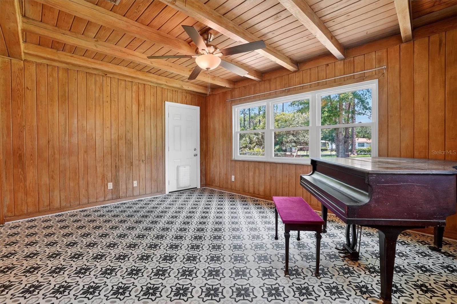 5503 Lakewood Cir E Property Photo 13