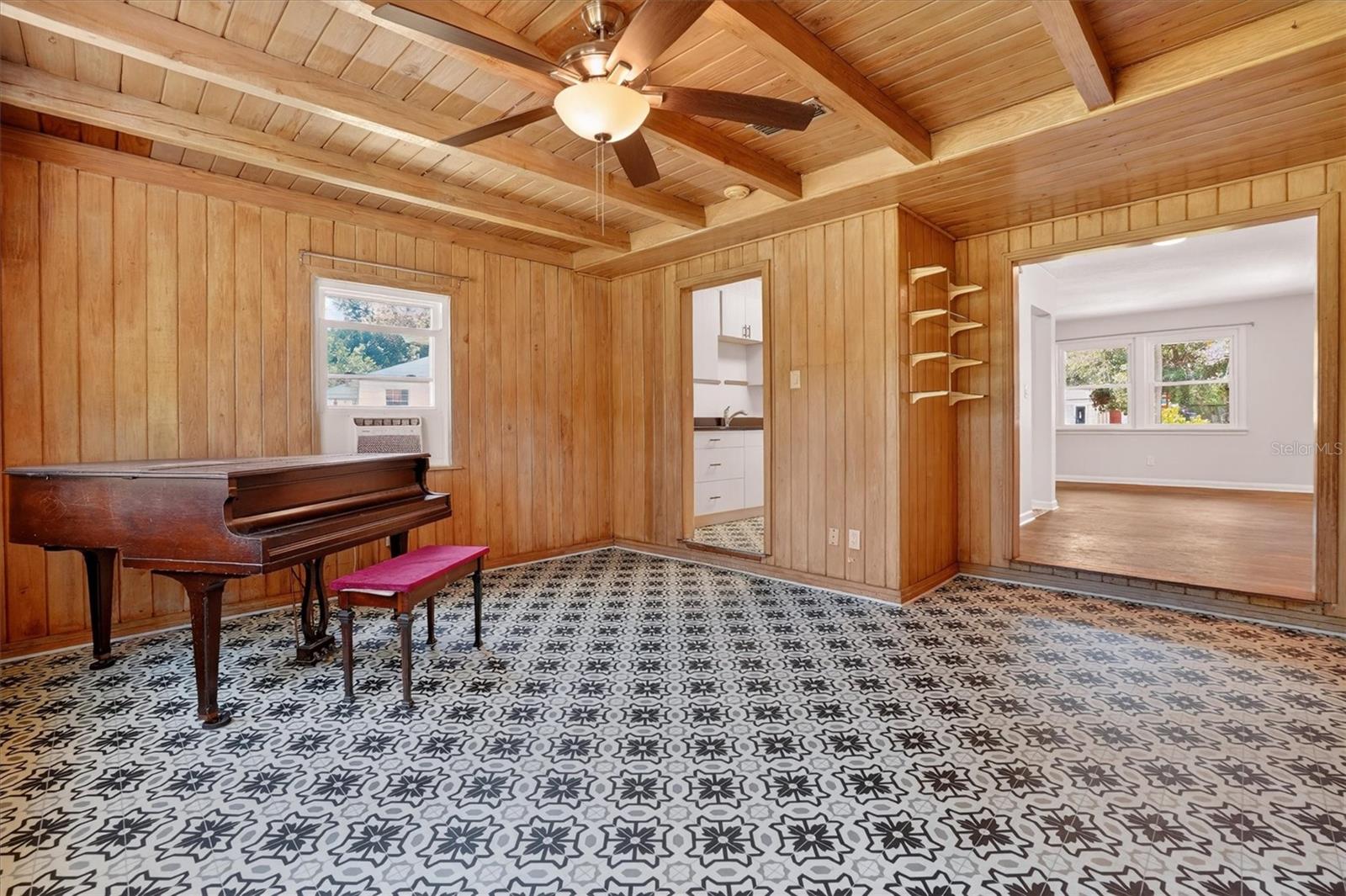 5503 Lakewood Cir E Property Photo 14