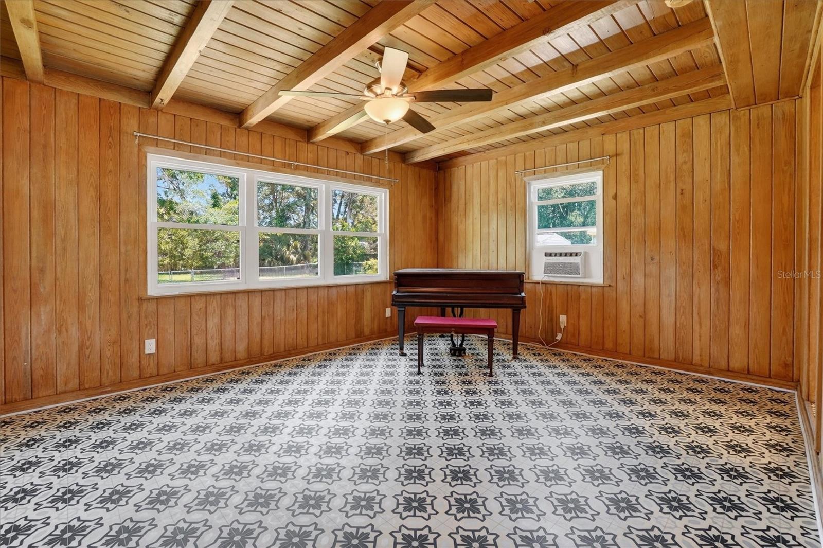 5503 Lakewood Cir E Property Photo 15