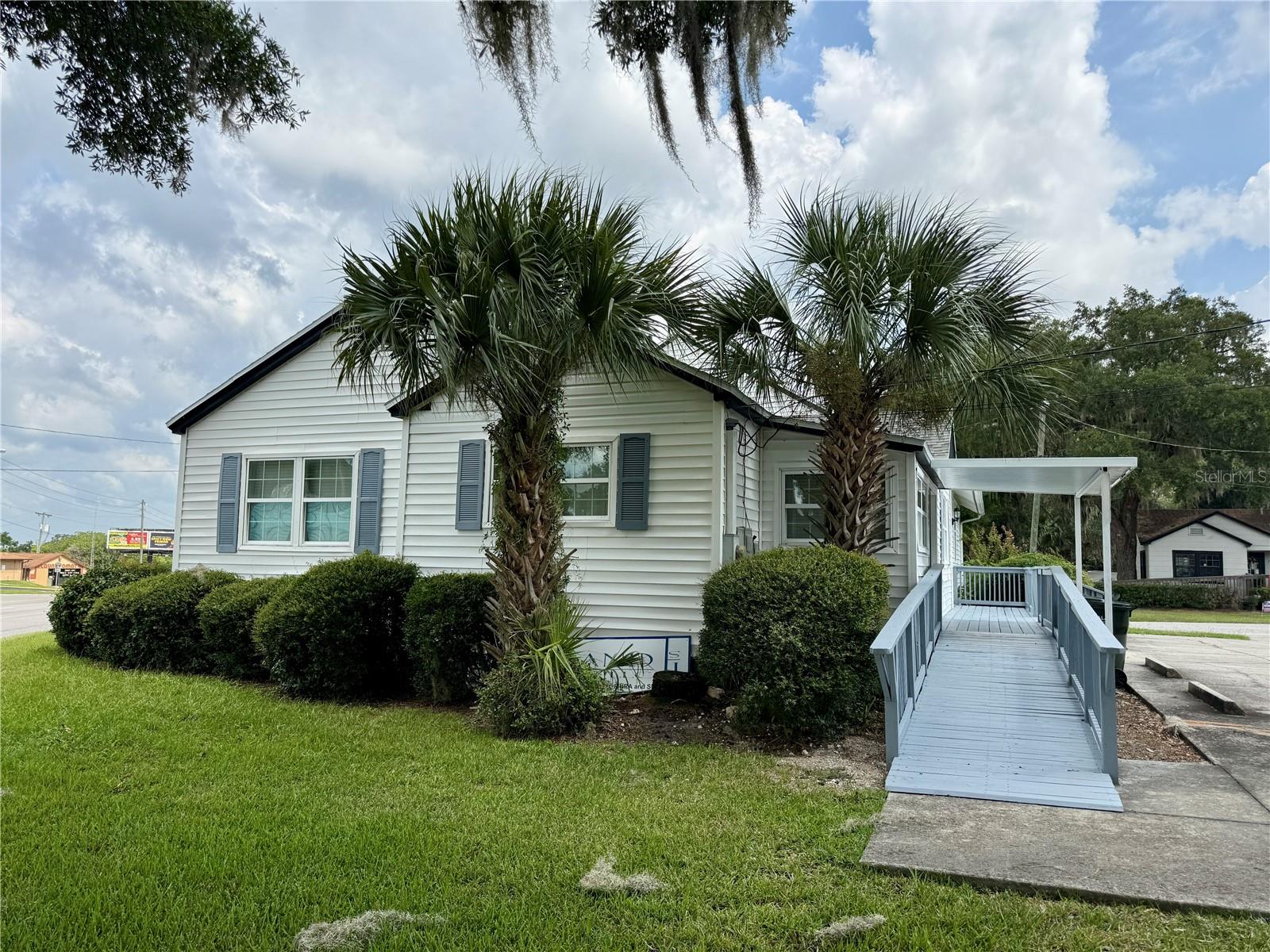 2241 S Pine Ave Property Photo 4