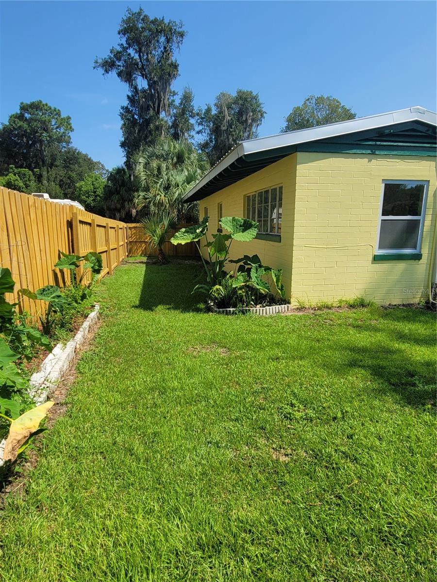 962 Ne 5th St Property Photo 3
