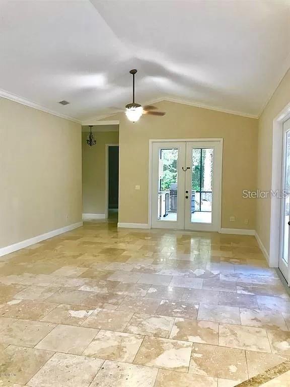 561 Se 42nd St Property Photo 3
