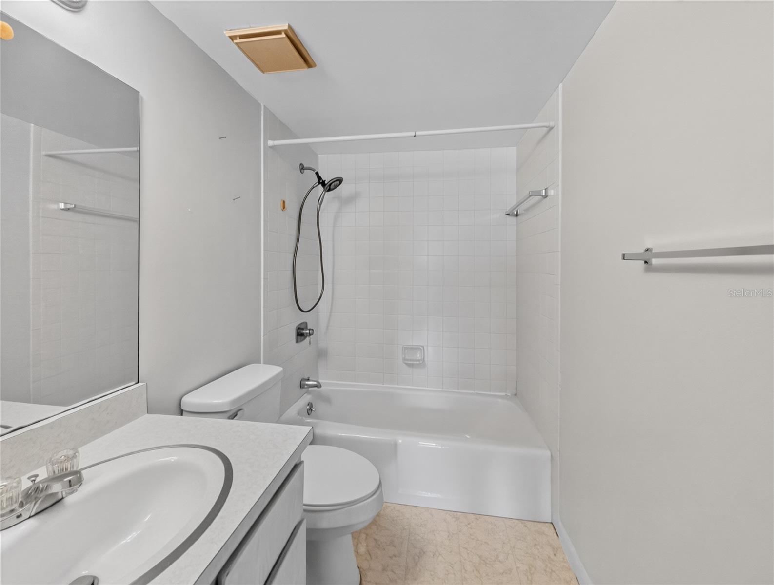 600 Fairways Cir #b Property Photo 10