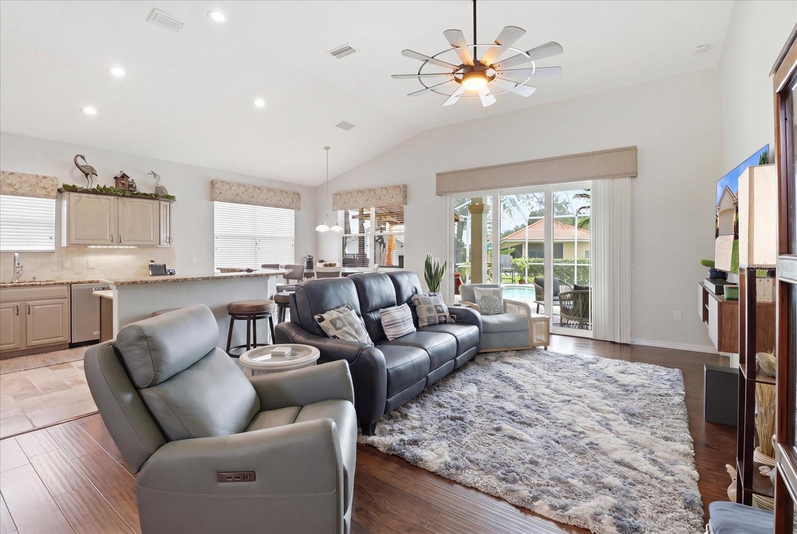 1096 W Diamond Shore Loop Property Photo 10