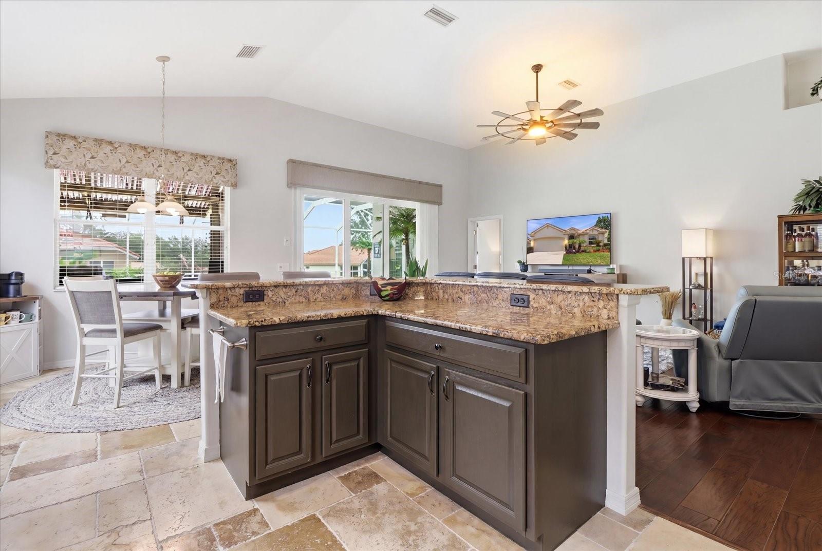 1096 W Diamond Shore Loop Property Photo 17