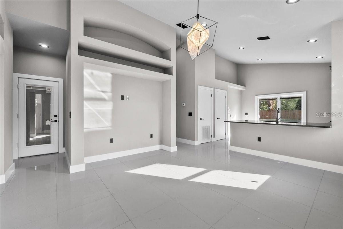 724 W Crescent Dr Property Photo 3