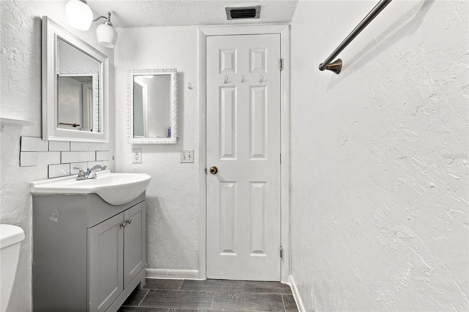 570 Bahia Cir #b Property Photo 7