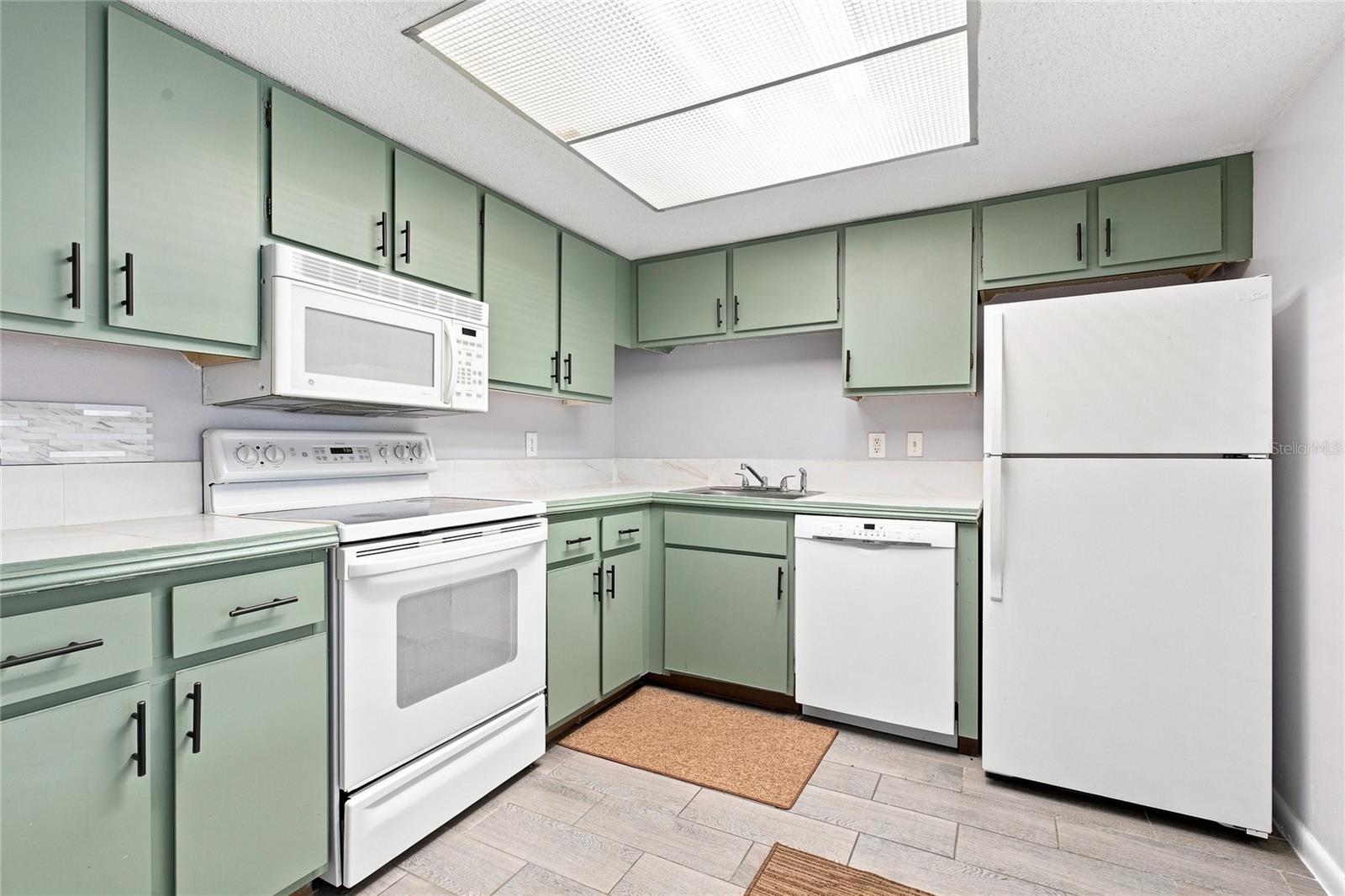 570 Bahia Cir #b Property Photo 16