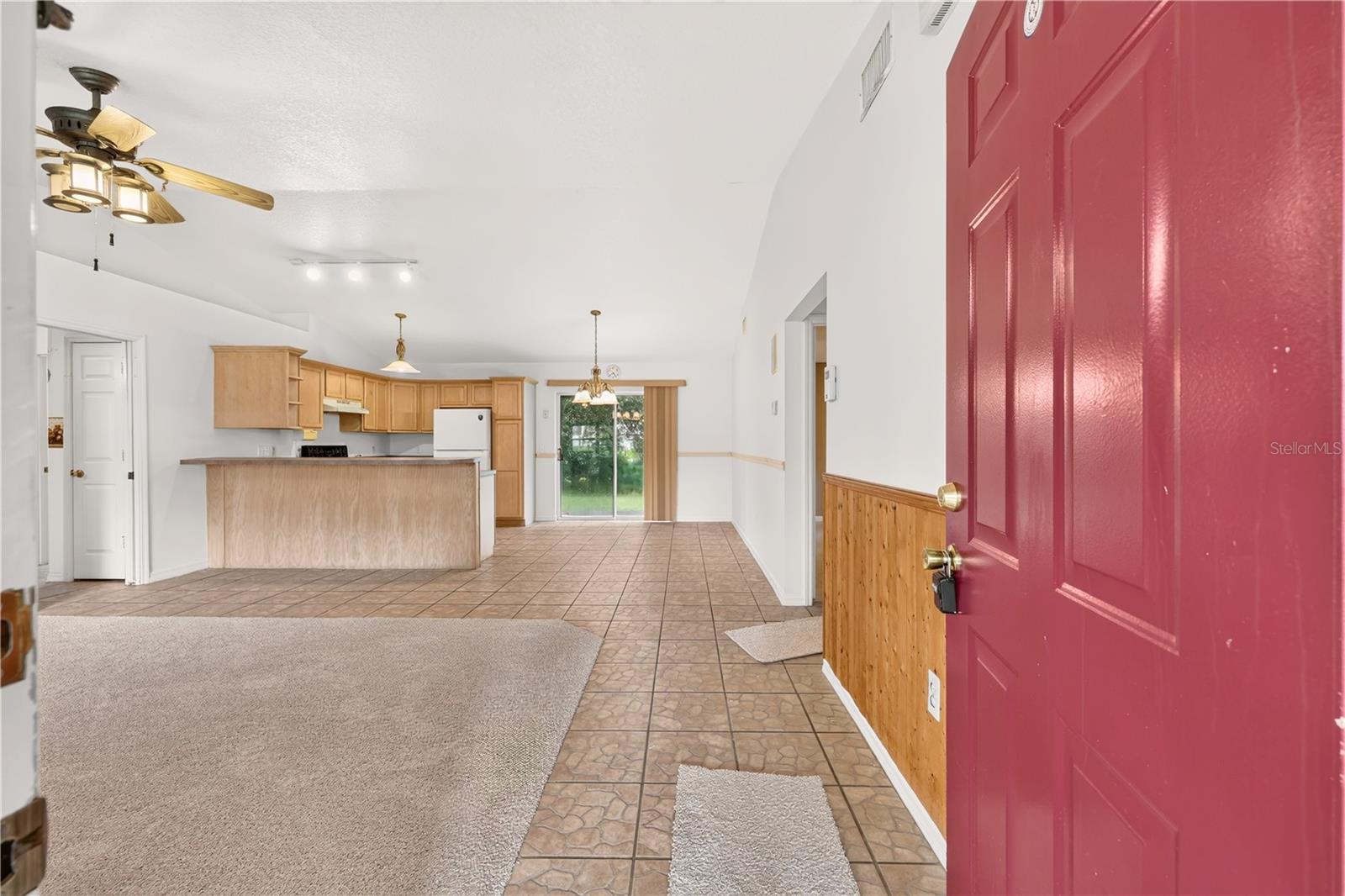 211 Edison St Property Photo 4