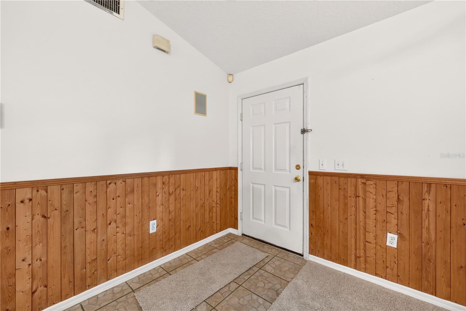 211 Edison St Property Photo 5