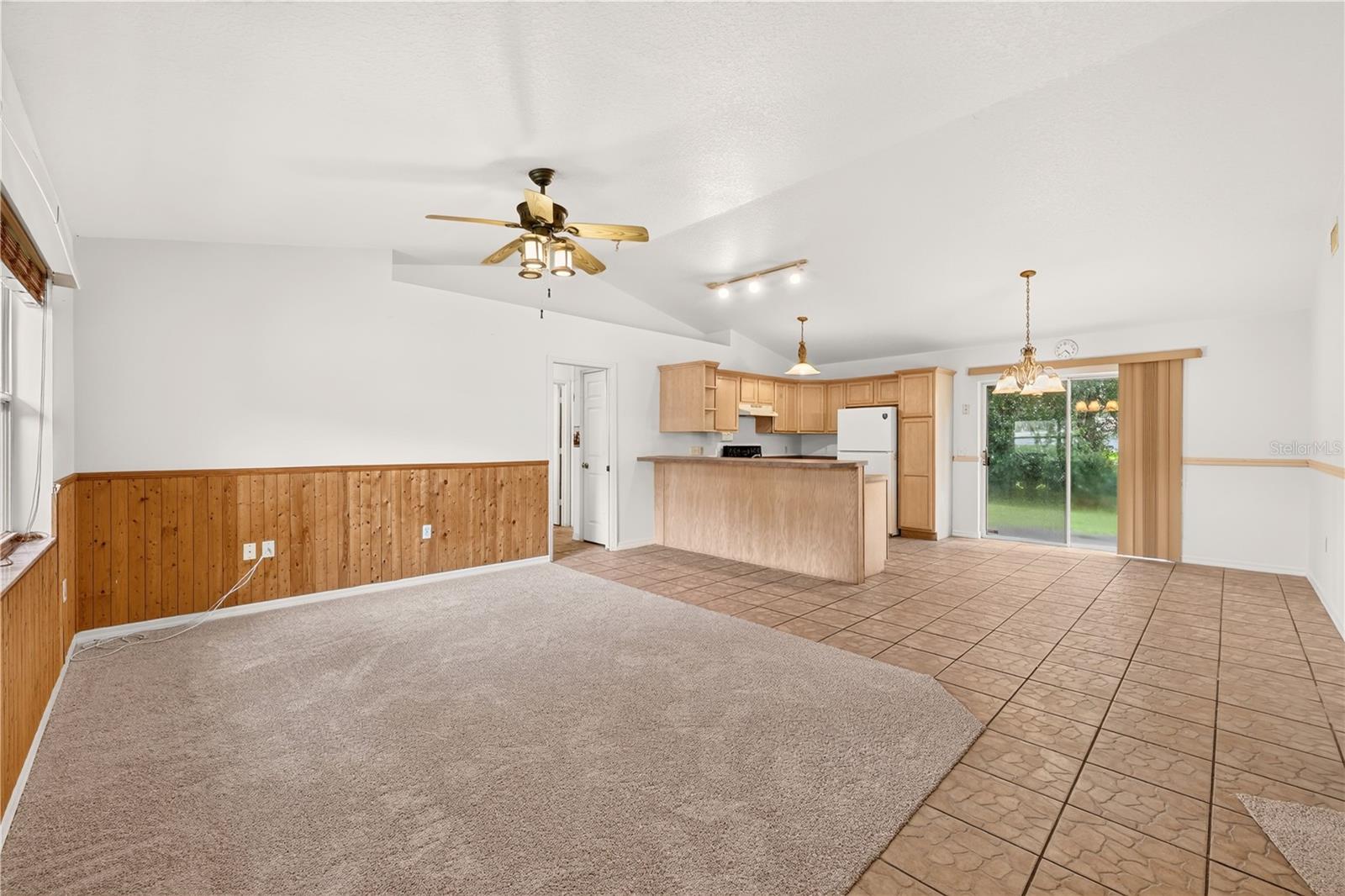 211 Edison St Property Photo 6