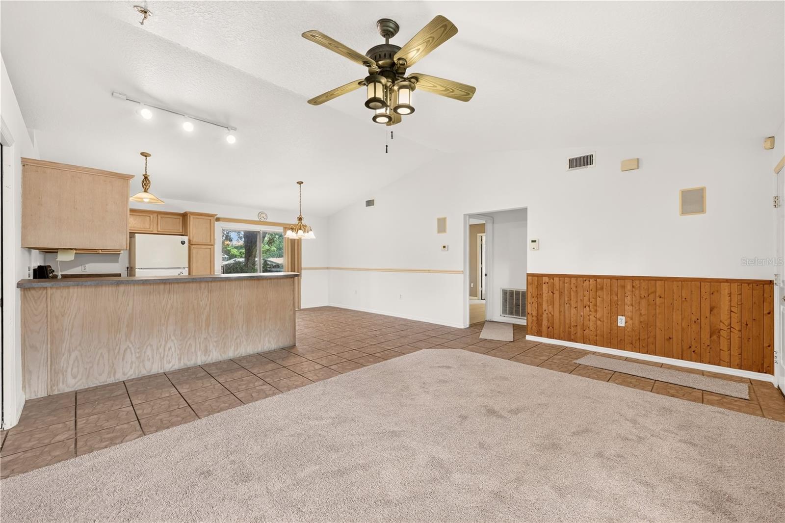 211 Edison St Property Photo 10