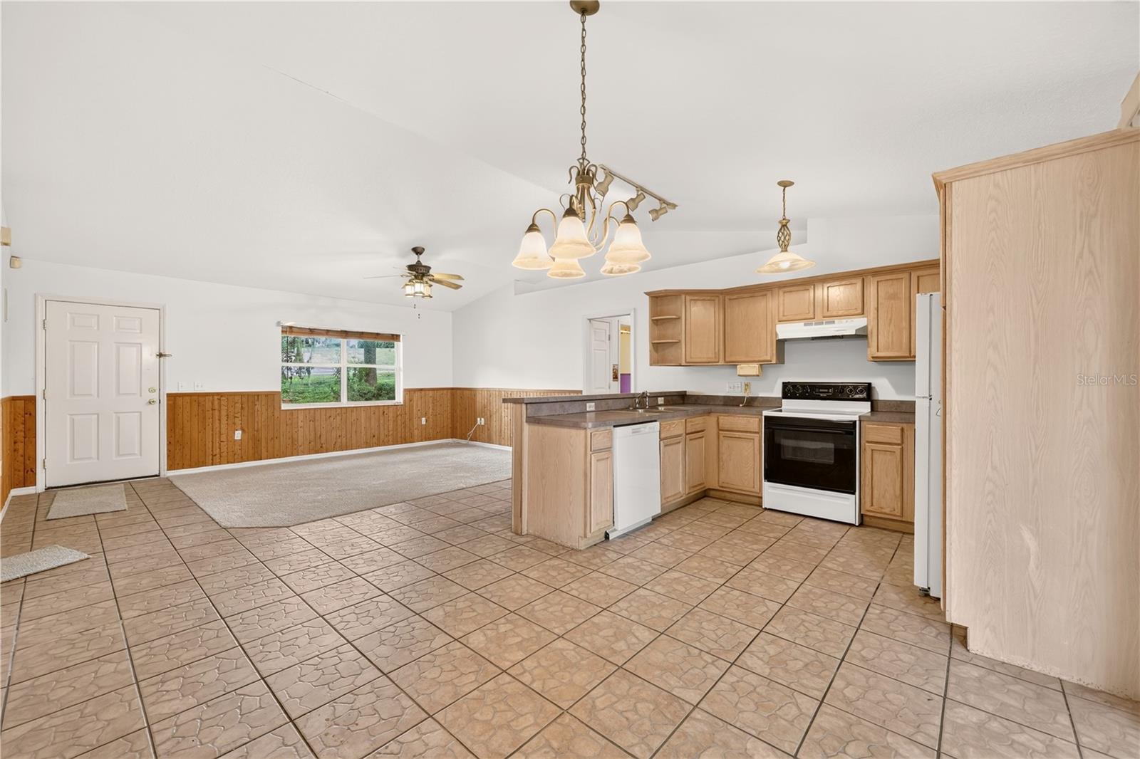 211 Edison St Property Photo 16