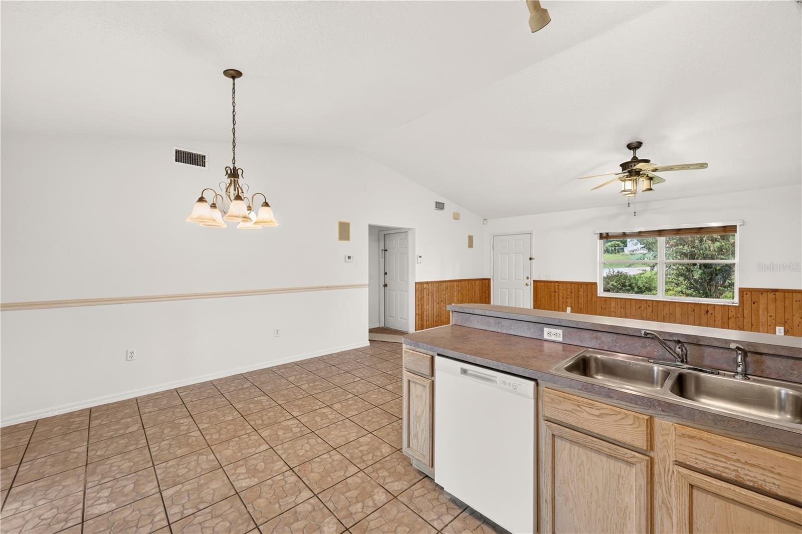 211 Edison St Property Photo 21